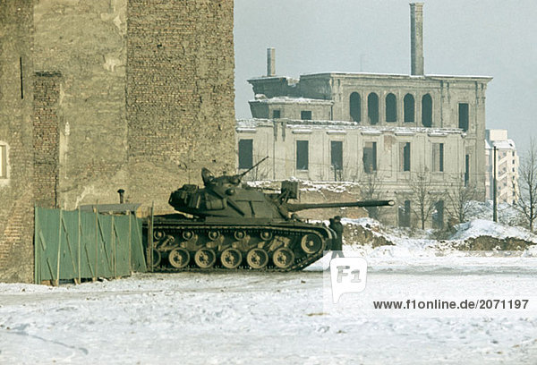 Panzer vor zerstörten Gebäuden  Berlin  Deutschland