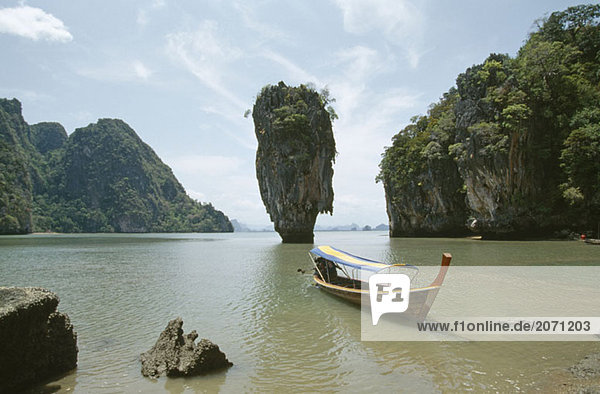 Boot am Strand  Berge im Hintergrund  Phang Nga  Thailand