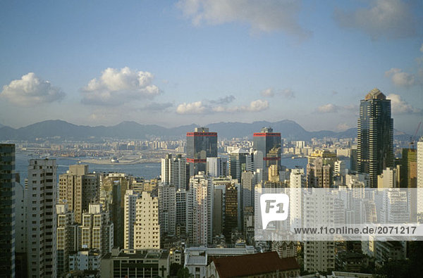 Stadtpanorama mit Bergen im Vordergrund  Hong Kong  Hauptbezirk  China