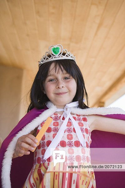 Ein kleines Mädchen als Königin verkleidet