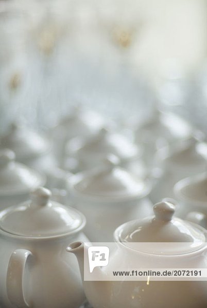 Große Anzahl weißer Porzellan-Teekannen