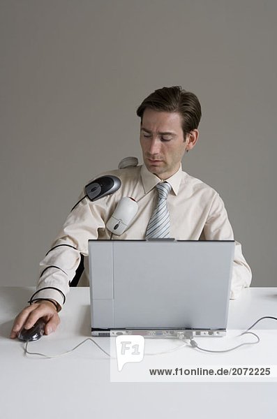 Angestellter am Computer  dem Computermäuse den Arm hinauf kriechen
