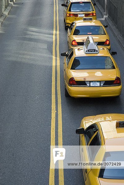 Eine Reihe von Taxis in New York City