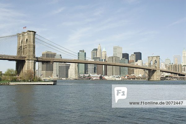 Skyline von New York City und Brooklyn Bridge  USA