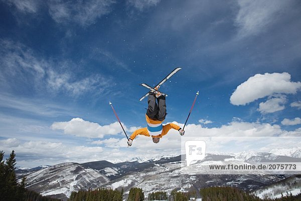 Akrobatische Skifahrer
