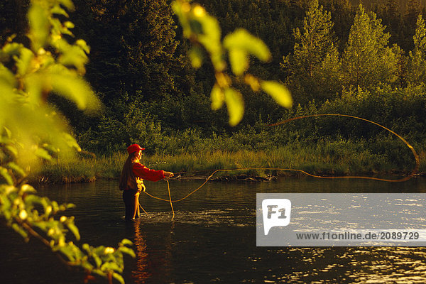 Frau Fliegenfischen auf Fluss SC Alaska