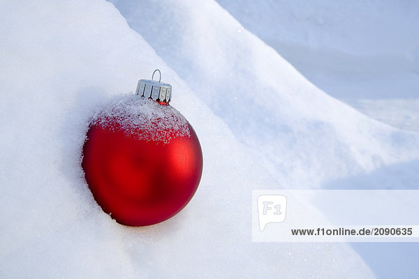 Winter bedecken Frische Decke 02 Position Weihnachtsbaum Tannenbaum Schneewehe rot Ball Spielzeug Schnee