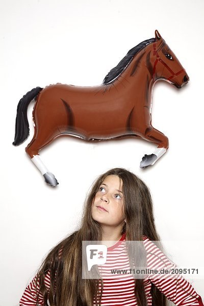 Nahaufnahme-Mädchen betrachten Pferd