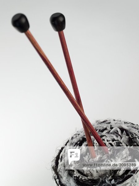 Nahaufnahme der Ball aus Wolle und Stricknadeln