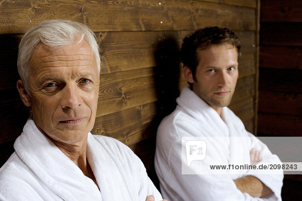 Deutschland  zwei Männer im Bademantel  Portrait