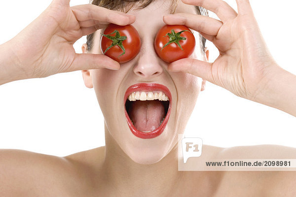 Frau  Augen mit Tomaten bedeckt  Nahaufnahme
