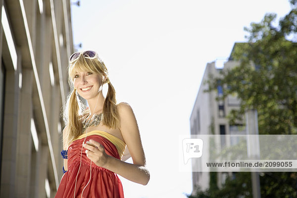 Blonde Frau mit MP3-Player  Nahaufnahme