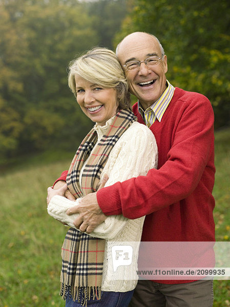 Deutschland  Baden-Württemberg  Schwäbische Alb  Seniorenpaar  Portrait  Lächeln