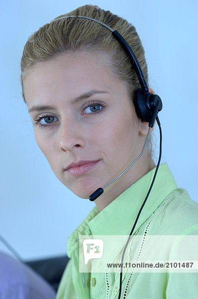 Junge Geschäftsfrau mit Headset  Portrait