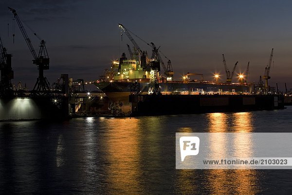 Schiff im Hafen bei Nacht  Hafen von Hamburg  Hamburg  Deutschland