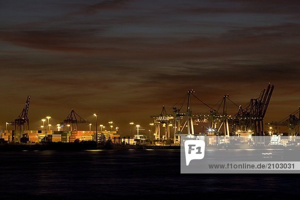 Gebäude im Hafen von beleuchtet bei Nacht  Hafen von Hamburg  Hamburg  Deutschland