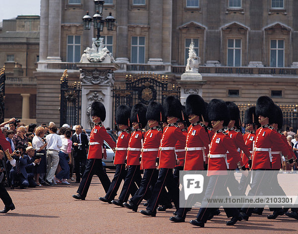 Reisen. Vereinigtes Königreich. England. London. Buckingham Palace. Gardisten marschieren.