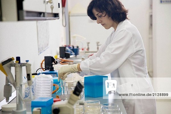 Mikrobiologielabor. Mikrobiologische Tests von Lebensmitteln. AZTI-Tecnalia. Zentrum für technologische spezialisiert auf Marine und Food Research. Sukarrieta,  Bizkaia,  Baskenland. Spanien.