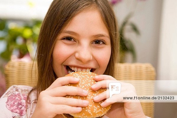 Mädchen essen einen hamburger