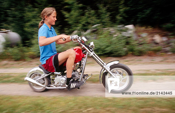 15 Jahre altes junge auf Motorrad.