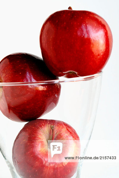 Drei Äpfel in Glas Obstschale