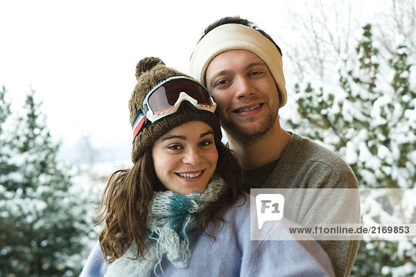 Junges Paar in Winterkleidung  lächelnd vor der Kamera  Portrait