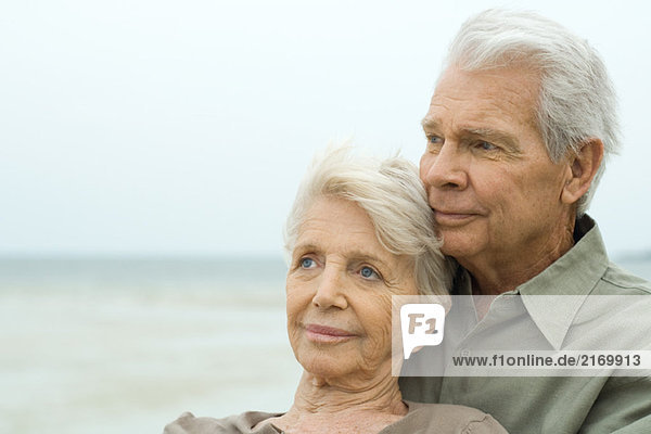 Seniorenpaar im Freien  lächelnd und wegschauend  Nahaufnahme