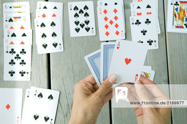 Frau spielt Kartenspiel  abgeschnittene Ansicht der Hände