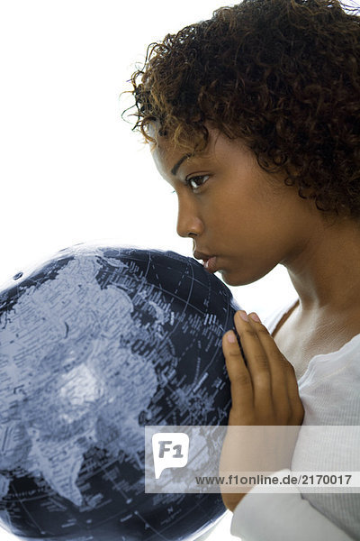 Junge Frau küsst Globus  Profil  Nahaufnahme