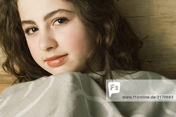 Teenagerin  Decke unter dem Kinn hochziehen  Portrait
