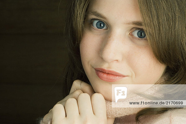 Teenagerin mit Pulloverhals  Blick in die Kamera  Porträt