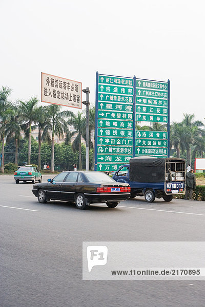 China  Autos  die mit Richtungsschildern abbiegen
