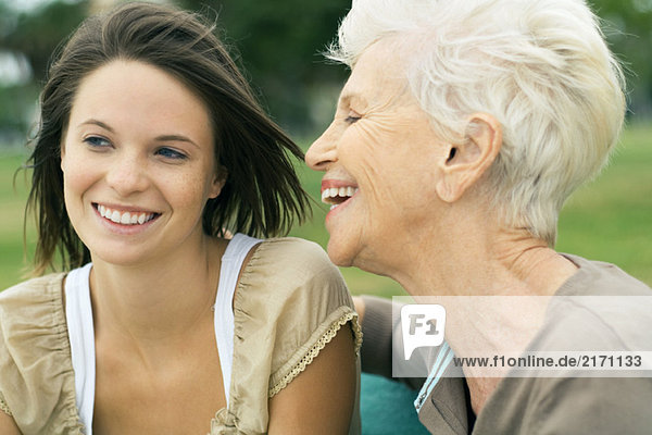 Großmutter und Teenager-Enkelin lächeln und lachen zusammen  Nahaufnahme