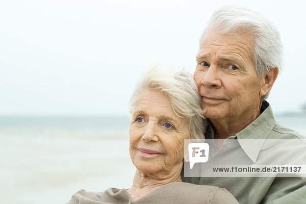 Seniorenpaar im Freien  Mann lächelt vor der Kamera