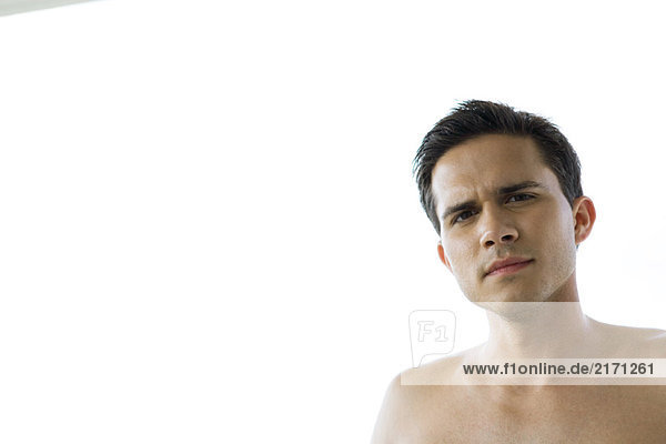 Barechested junger Mann  Blick auf Kamera  Kopf und Schultern