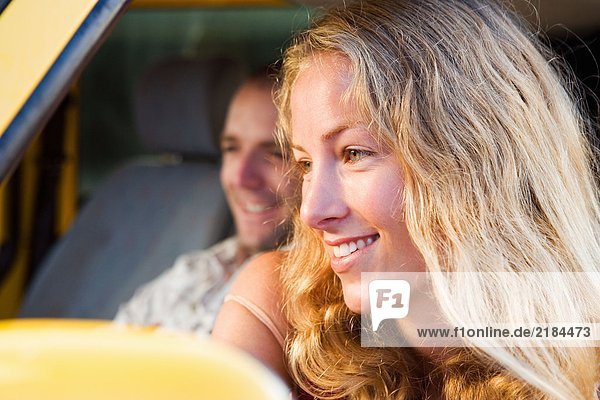 Ein Paar in einem Lieferwagen lächelnd.
