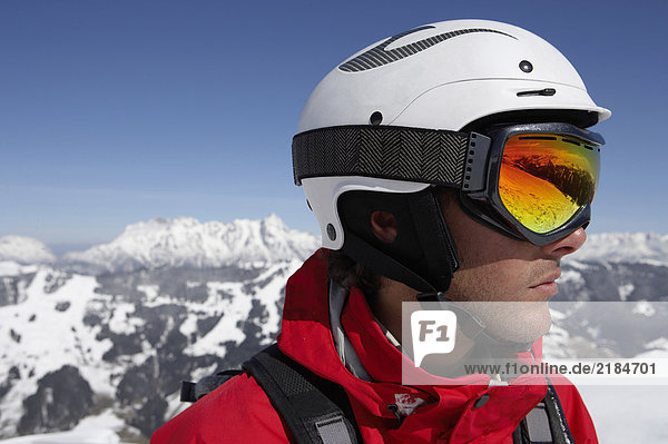 Österreich  Saalbach  Skifahrer mit Helm und Brille  Nahaufnahme