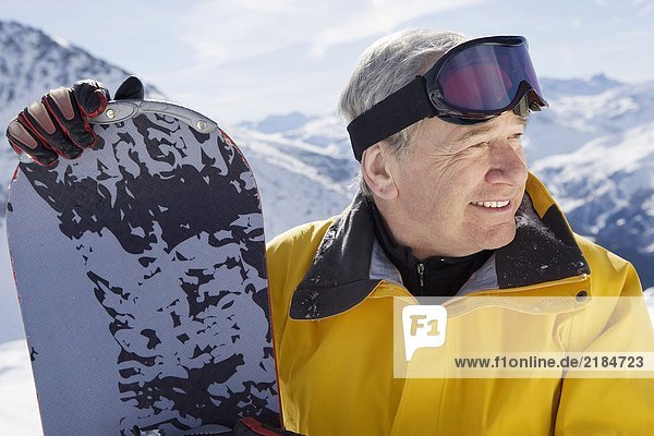 Erwachsener Snowboarder am Berg  Nahaufnahme  Portrait