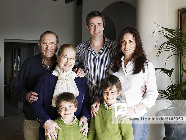 Mehrgenerationen-Familie in Villa stehend  lächelnd  Portrait