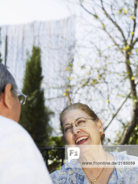 Seniorenpaar im Freien  Frau lachend