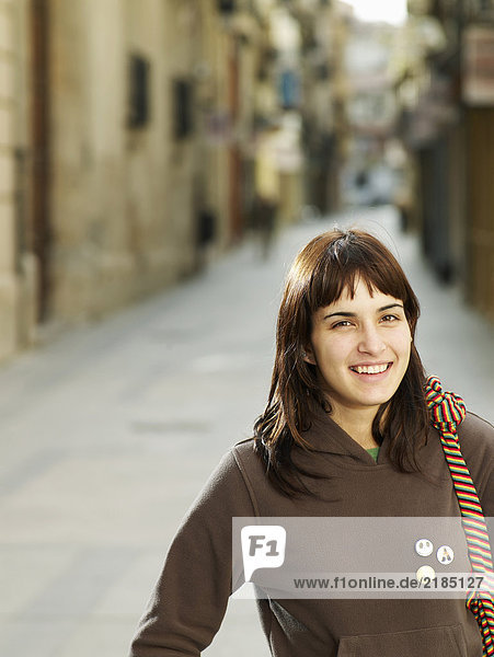 Junge Frau auf der Straße stehend  lächelnd  Portrait