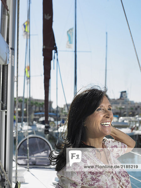 Reife Frau entspannt auf der Yacht  lächelnd