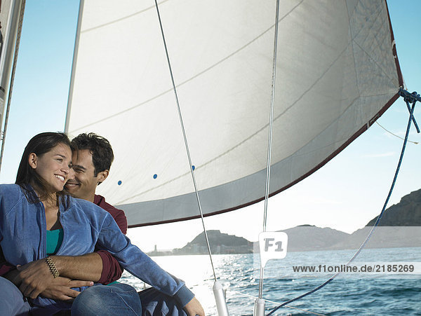 Junges Paar entspannt auf der Yacht  lächelnd