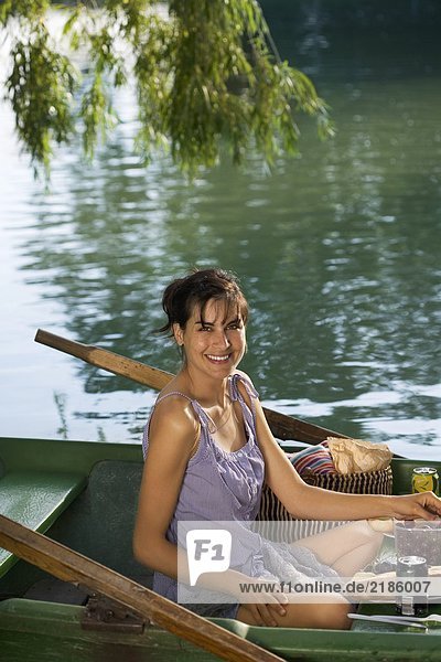 Frau beim Picknick auf dem Boot