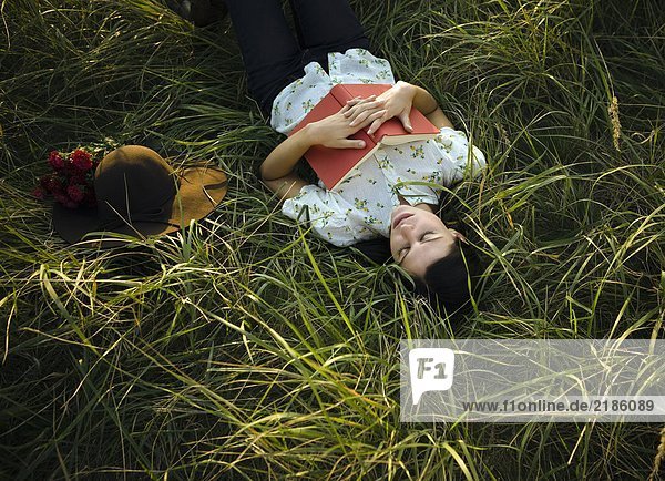 Eine Frau  die im Gras schläft.
