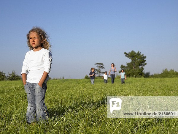 Eine Gruppe von Kindern  die auf einem Feld laufen.