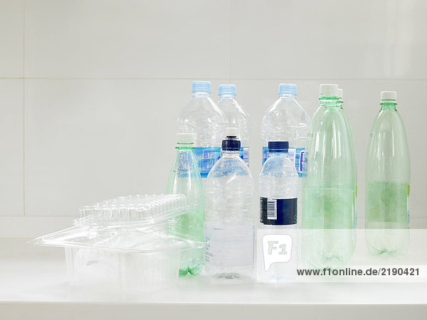 Leere Kunststoffflaschen und -behälter bereit zum Recycling