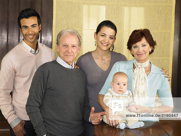 Mehrgenerationen-Familie (Großeltern  Eltern und Junge (7 Monate)  Portrait. Alicante  Spanien.