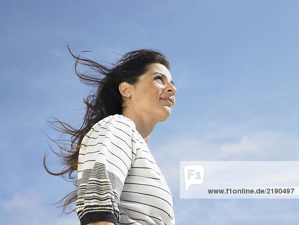 Niederwinkelporträt einer Frau gegen den Himmel  Alicante  Spanien
