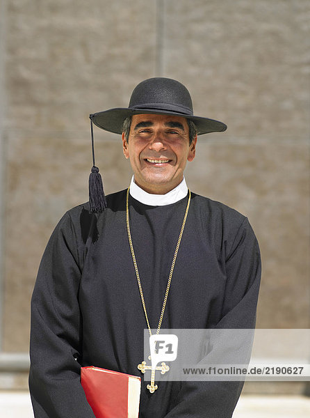 Kopf und Schultern Porträt des Priesters durch verzierte Tür  Alicante  Spanien